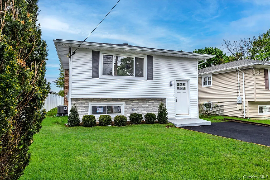 5BEDS | 2BATHS – Westbury, Long Island – $2,399/month